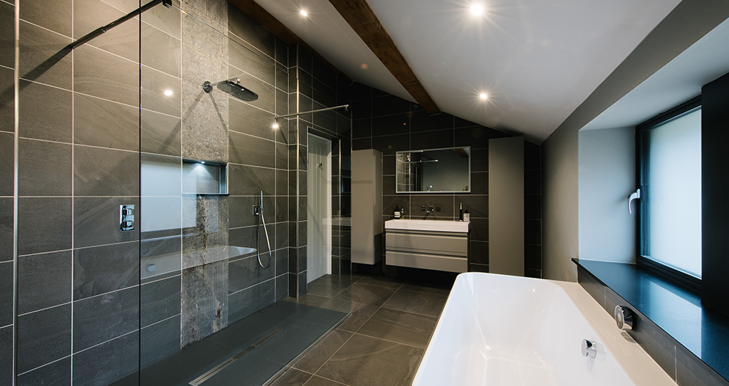 Banheiro moderno com cabine de chuveiro com design de iluminação Majik House